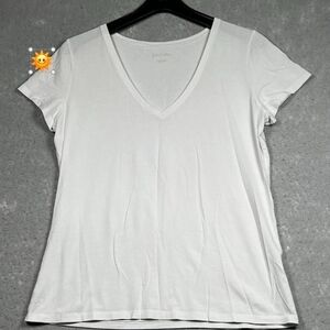 Lilly Pulitzer White V-Neck Short Sleeve Tee